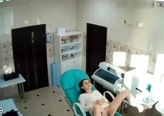 Amateur milf spreads her legs and gets her pussy examined